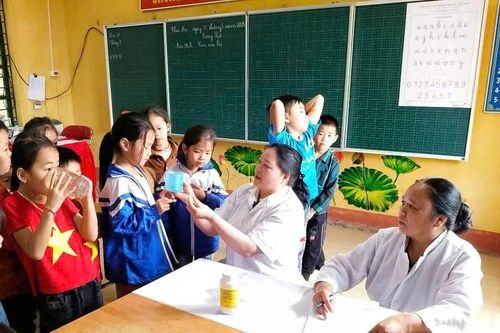 Triển khai hoạt động tẩy giun cho học sinh tiểu học