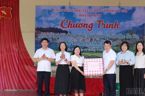 Công đoàn Học viện Chính trị quốc gia Hồ Chí Minh trao quà và học bổng cho học sinh có hoàn cảnh khó khăn tại Sa Pa
