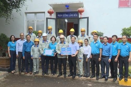 Công đoàn Than – Khoáng sản Việt Nam thăm, tặng quà cho người lao động Công ty Nhôm Lâm Đồng