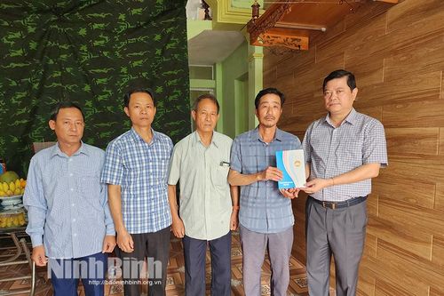 Ủy ban MTTQ Việt Nam tỉnh thăm hỏi, động viên gia đình có người thân bị tai nạn giao thông