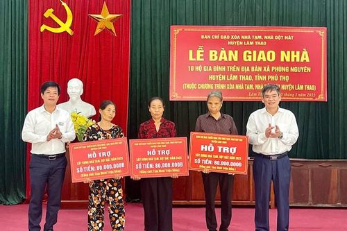 10 hộ gia đình xã Phùng Nguyên được bàn giao nhà ở và kinh phí hỗ trợ sửa chữa