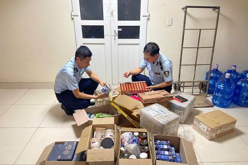 Quảng Ninh: Phát hiện xe giao hàng chở sữa bột, thực phẩm nhập lậu