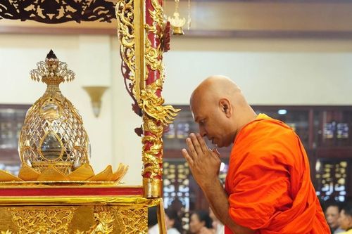 Chiêm bái xá-lợi Phật