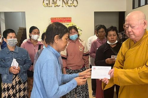 Ban Từ thiện xã hội Báo Giác Ngộ trao tiền hỗ trợ của bạn đọc đến bệnh nhân nghèo