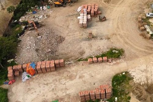 Tràn lan bãi tập kết vật liệu xây dựng không phép, quản cách nào?