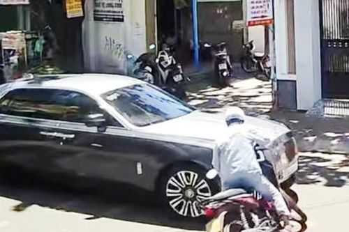 Người điều khiển xe máy bỏ chạy sau va chạm với ô tô