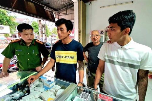 Bắt nhanh 2 đối tượng vào nhà thờ cướp tài sản