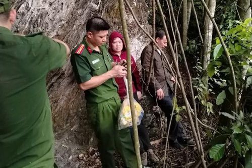 Công an Tuyên Quang băng rừng cứu đôi vợ chồng bị kiệt sức trên núi