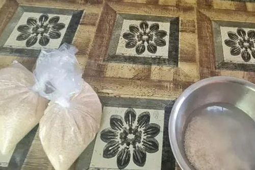 Phát hiện loại gạo bất thường, nghi là giả ở Hậu Giang