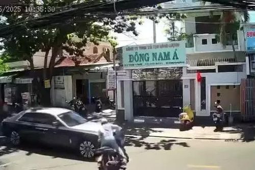Người đi xe máy bỏ chạy sau va chạm với ô tô