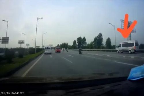Xe khách chuyển làn ẩu gây nguy hiểm cho phương tiện khác