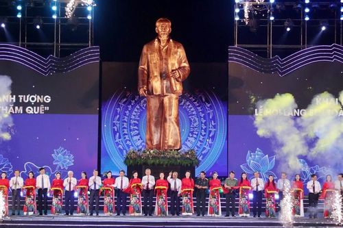 Khánh thành tượng 'Bác Hồ về thăm quê' tại Nghệ An