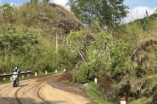 Xuất hiện nhiều điểm sạt lở trên Quốc lộ 3