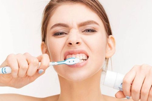 Cảnh báo thói quen đánh răng tai hại đang âm thầm hủy hoại hàm răng 10 người thì 9 người mắc phải