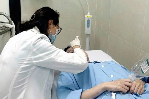 'Giải cứu' những gương mặt biến dạng sau làm đẹp ở spa
