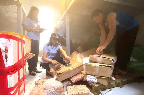 Thu giữ hơn 2 tấn thực phẩm không rõ nguồn gốc tại Quảng Ninh
