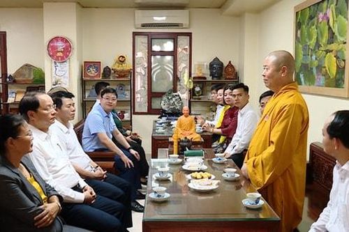 Đồng chí Nguyễn Doãn Toản chúc mừng Đại lễ Phật Đản tại chùa Yên Phú, huyện Thanh Trì