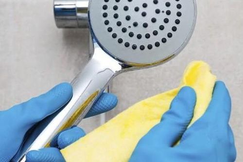 Cách cực dễ làm sạch cặn bẩn ở vòi sen, vòi sen sạch bóng như mới