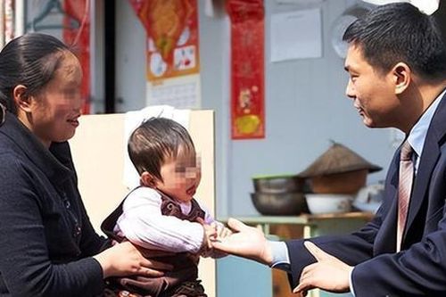 Làm bảo mẫu 10 năm cho nhà giám đốc, ngày từ chức, họ đưa tôi một chiếc túi lớn: Tưởng là tiền nhưng khi mở ra, tôi hoàn toàn sửng sốt