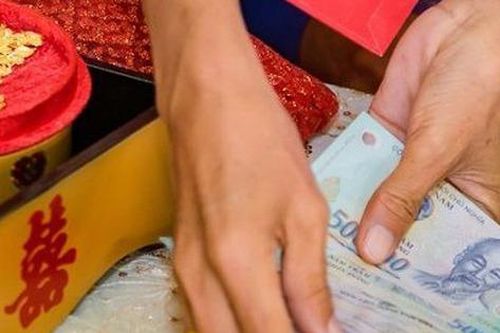 Bố mẹ vợ mang máy đếm tiền ra kiểm kê sính lễ khiến nhà trai sững sờ