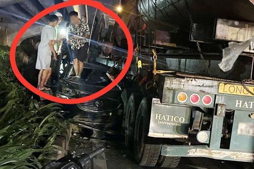 Ô tô biến dạng sau tai nạn, người bên trong thoát ra qua kính chắn gió
