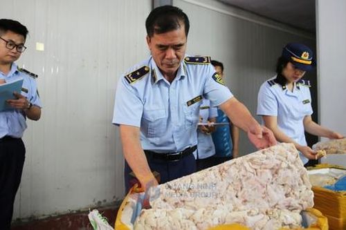 Phát hiện hàng tấn thực phẩm không rõ nguồn gốc tại Quảng Ninh