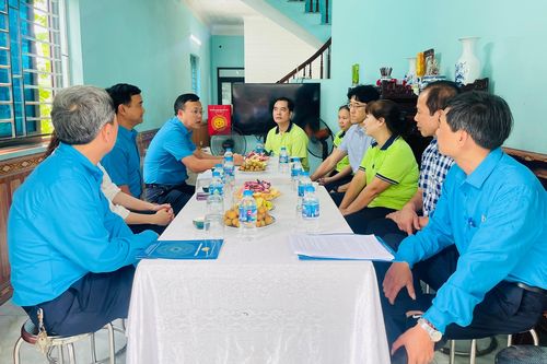 Hà Nội: Thăm, tặng quà công nhân bị tai nạn lao động