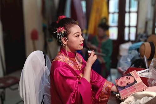 Những câu chuyện đằng sau lớp hóa trang