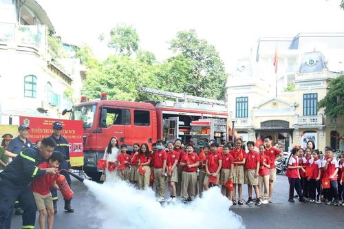 Học sinh Thủ đô tham gia trải nghiệm hoạt động thực tế của Công an thành phố