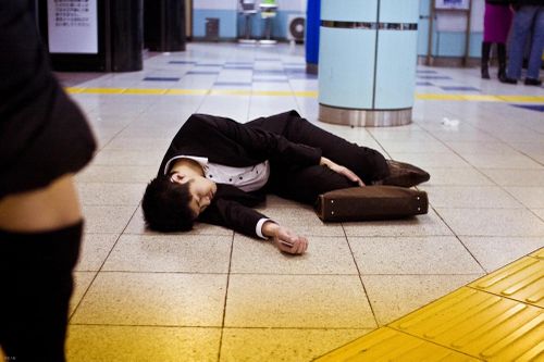 'Cuộc sống như địa ngục' của người đàn ông Nhật làm việc 18 tiếng/ngày