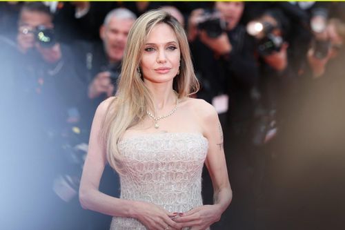 Angelina Jolie thu hút ở tuổi 50