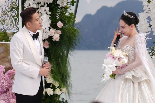 Hồ Quỳnh Hương bật khóc khi nghe giọng con trai