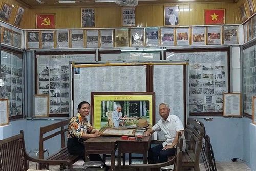 Người dành cả tấm lòng theo đuổi đam mê sưu tầm ảnh Bác Hồ
