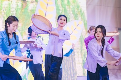 Sinh viên Hà Nội dựng vũ kịch 'Hạt gạo làng ta' khiến nhà thơ Trần Đăng Khoa bất ngờ