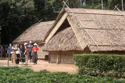 Mái nhà tranh nghĩa tình ở Khu di tích quốc gia đặc biệt Kim Liên