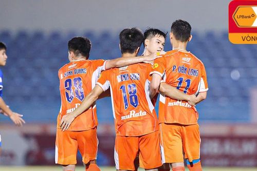 Thủ môn đối phương mắc sai lầm khó tin, đội bóng của Bùi Tiến Dũng giành thắng lợi với 10 người