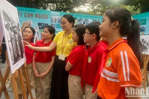 Giới trẻ thích thú với triển lãm ảnh và ấn phẩm đặc biệt kỷ niệm 135 năm Ngày sinh Chủ tịch Hồ Chí Minh