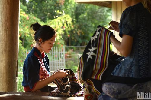 Thổ cẩm Hoa Tiến - Dấu ấn văn hóa từ bàn tay người phụ nữ Thái