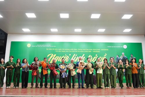 Gần 3.000 sinh viên xúc động với những câu chuyện kể về người lính