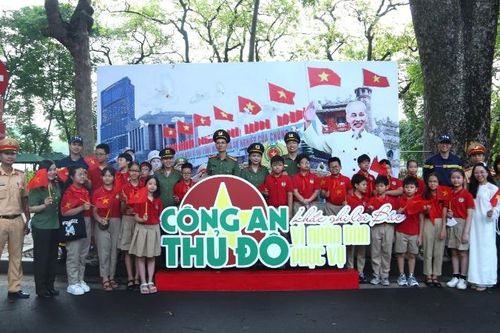 Trưng bày lưu động chủ đề 'Công an Thủ đô khắc ghi lời Bác'