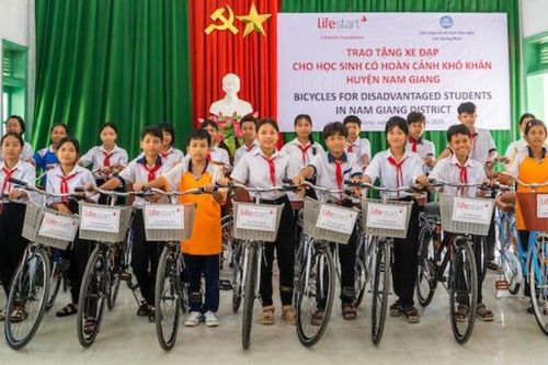 Trao tặng 37 xe đạp cho học sinh nghèo hiếu học tại Quảng Nam