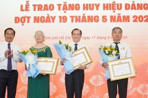 Nhân rộng gương điển hình trong học tập và làm theo Bác
