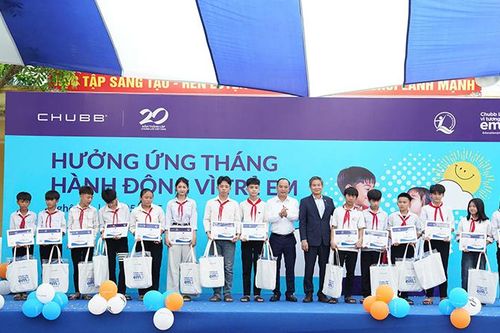 Trao quà và học bổng cho gần 2.000 trẻ em có hoàn cảnh đặc biệt, khó khăn