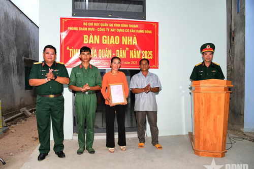 Bình Thuận trao nhà 'Tình nghĩa quân dân' tặng chiến sĩ có hoàn cảnh khó khăn