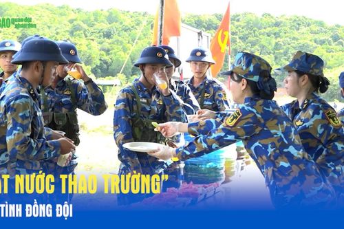 'Bát nước thao trường' ấm tình đồng đội