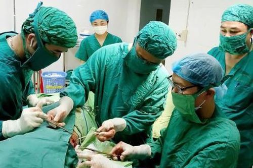 Phẫu thuật lấy dị vật dài 20cm trong lồng ngực cụ bà 95 tuổi
