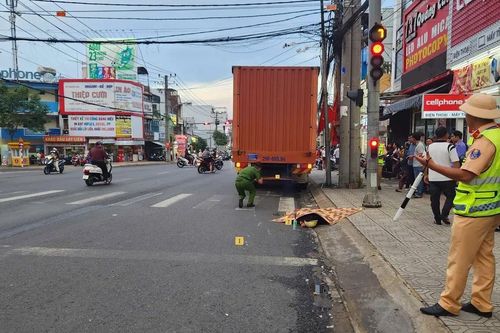Dừng chờ đèn đỏ, người đàn ông bị xe tải từ phía sau cán qua người tử vong