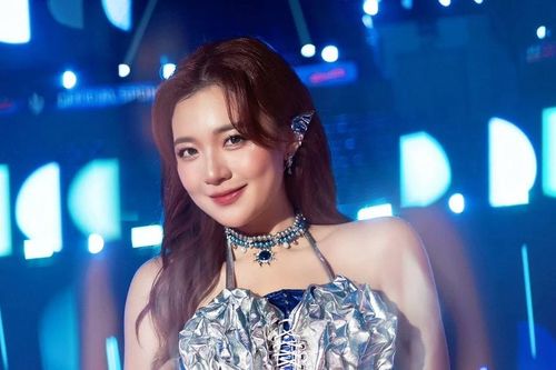 Nữ MC Liên Quân 2025 chiếm trọn spotlight, xả ảnh đẹp 'tràn viền'