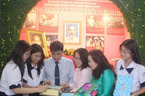 Học sinh trường chuyên thiết kế sách về Bác Hồ bằng tiếng Anh, Pháp, Đức