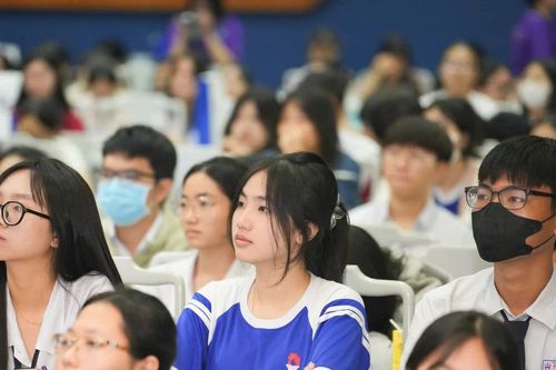 Hơn 300 học sinh tham 'thử làm sinh viên' tại Trường Đại học Luật TPHCM